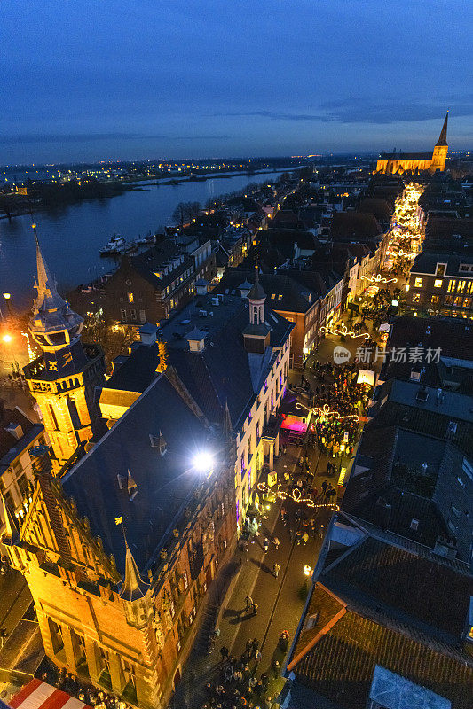 荷兰Overijssel Kampen购物街的夜景